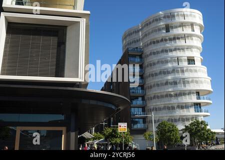 16. September 2018, Sydney, New South Wales, Australien, Blick auf moderne Wohngebäude in der Anadara Residence und Restaurants entlang der Fußgängerzone Stockfoto