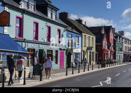 Dingle, Irland, 7. August 2022: Bunte Häuser an der Hauptstraße des malerischen Dorfes Dingle im County Kerry, Europa Stockfoto