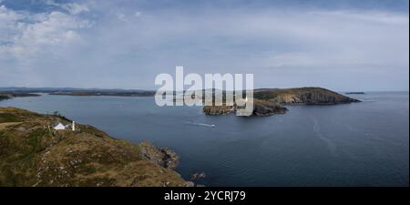 Ein Panoramablick auf den Eingang zum Baltimore Harbour in West Cork mit dem Sherkin Island Lighthouse und dem Baltimore Beacon Stockfoto