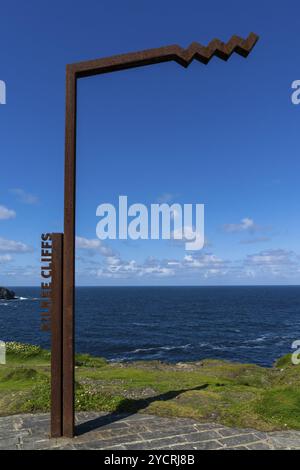 Der malerische Aussichtspunkt an den Kilkee Cliffs auf dem Wild Atlantic Way im Westen Irlands mit dem typischen Wegweiser Stockfoto