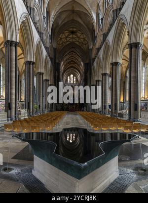 Salisbury, Vereinigtes Königreich, 8. September 2022: Blick auf den Brunnen von William Pye und das Hauptschiff der historischen Kathedrale von Salisbury, Europa Stockfoto