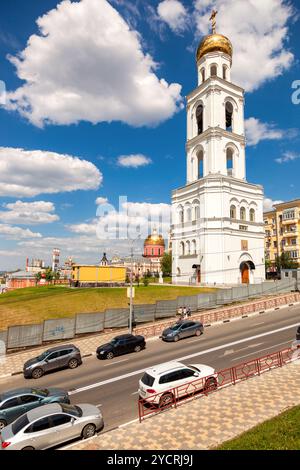 SAMARA, RUSSLAND - 12. JUNI 2016: Blick auf den Glockenturm des Iversky-Klosters in Samara am Sommertag. Das Kloster wurde 1850 gegründet. Umbau des Glockenturms Stockfoto