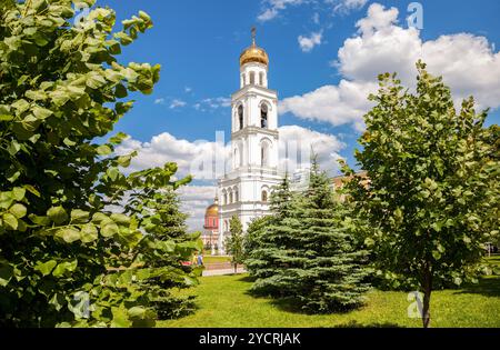 SAMARA, RUSSLAND - 12. JUNI 2016: Blick auf den Glockenturm des Iversky-Klosters in Samara am Sommertag. Das Kloster wurde 1850 gegründet. Umbau des Glockenturms Stockfoto