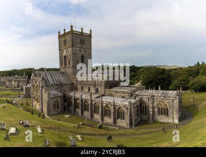 St. Davids, Großbritannien, 28. August 2022: Blick auf die St. Davids Kathedrale und den Friedhof in Pembrokeshire, Europa Stockfoto