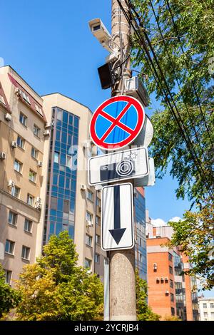 Verkehrszeichen Verbot Parkplatz mit CCTV-Kamera und andere Geräte auf der Stadtstraße Stockfoto