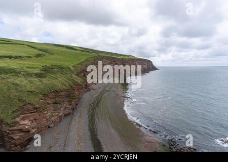 Blick auf die Küste von Cumbria und die Klippen der Landzunge St. Bees Stockfoto