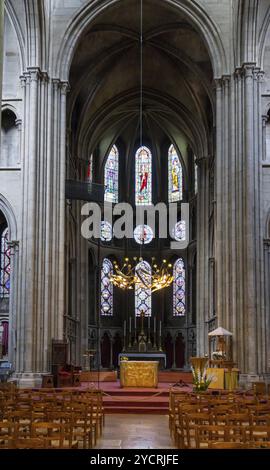 Dijon, Frankreich, 14. September 2022: Blick auf das Mittelschiff und den Altar in der Kirche Notre-Dame von Dijon, Europa Stockfoto