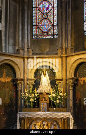 Dijon, Frankreich, 14. September 2022: Verzierter vergoldeter Altar und Buntglasfenster in der Kirche Notre Dame von Dijon, Europa Stockfoto