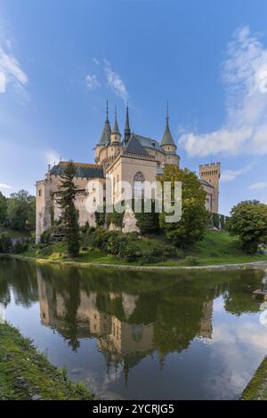 Bojnice, Slowakei, 26. September 2022: Blick auf das Schloss Bojnice mit Reflexionen im Wassergraben, Europa Stockfoto