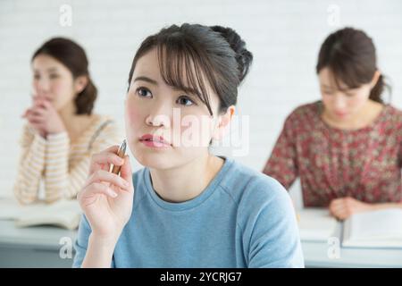Studentinnen, die Unterricht nehmen Stockfoto