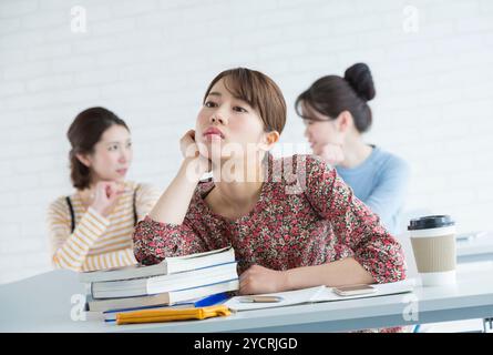 Studentinnen, die Unterricht nehmen Stockfoto