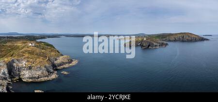 Ein Panoramablick auf den Eingang zum Baltimore Harbour in West Cork mit dem Sherkin Island Lighthouse und dem Baltimore Beacon Stockfoto