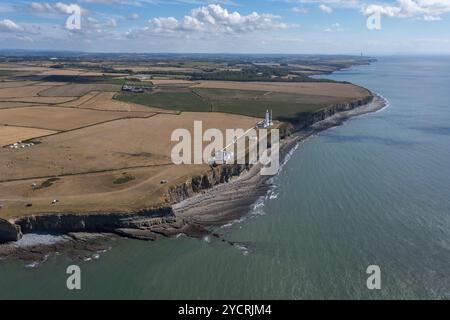 Luftaufnahme des Nash Point Lighthouse und der Monknash Coast in Südwales, Großbritannien, Europa Stockfoto