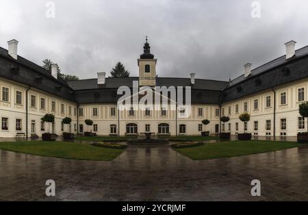 Svaty Anton, Slowakei, 27. September 2022: Blick auf den großzügigen Innenhof und den Eingang des Herrenhauses in Svaty Anton in der Slowakei, Europa Stockfoto