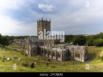 St. Davids, Großbritannien, 28. August 2022: Blick auf die St. Davids Kathedrale und den Friedhof in Pembrokeshire, Europa Stockfoto