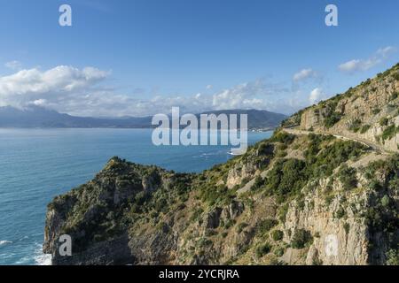 Ein landschaftlicher Blick auf die Costa di Maratea mit einer schmalen und gewundenen Küstenstraße in der Klippe Stockfoto