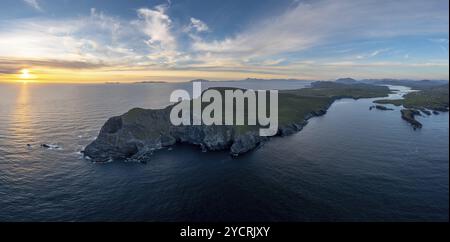 Ein Luftpanorama der Bray Head Klippen und Landzunge auf Valentia Island bei Sonnenuntergang Stockfoto