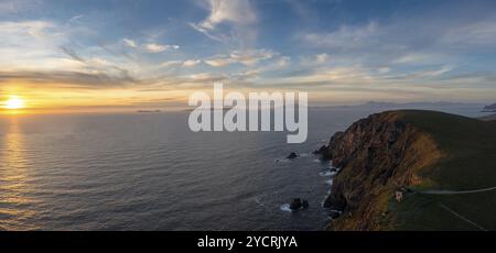 Ein Luftpanorama der Bray Head Klippen und Landzunge auf Valentia Island bei Sonnenuntergang Stockfoto