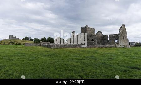 Cashel, Irland, 17. August 2022: Panoramablick auf die Ruinen der Zisterzienserhore Abbey in der Nähe des Rock of Cashel im County Tipperary in Irland, Europa Stockfoto