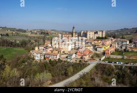 Costiglione d'Asti, Italien, 12. März 2023: Blick auf das malerische Dorf Costigliole d'Asti in der Piemont-Weinregion Italiens, Europa Stockfoto