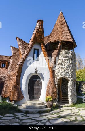 Porumbacu de Sus, Rumänien, 18. Oktober 2022: Blick auf das Märchenschloss Castelul de LUT Valea Zanelor und Hotel in Mittelrumänien, Europa Stockfoto