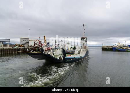 Greencastle, Irland, 9. Juli 2022: Die Fähre Lough Foyle verlässt den Hafen von Greencastle und überquert den Magilligan Point in Nordirland Stockfoto