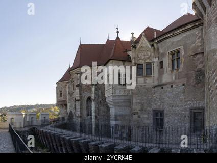 Hunedoara, Rumänien, 17. Oktober 2022: Blick auf das Wahrzeichen der Burg Corvin aus dem 15. Jahrhundert in Hunedoara in Siebenbürgen, Europa Stockfoto