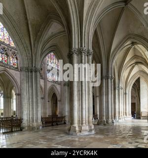 Troyes, Frankreich - 13. September 2022: Innenansicht der Kathedrale von Troyes mit seitlichem und zentralem Schiff und Buntglasfenstern Stockfoto