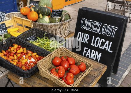 Greystones, Irland, 18. August 2022: Nahaufnahme einer Obst- und Gemüseausstellung in einem Geschäft mit Vollwertkost und Bio in Greystones, Europa Stockfoto