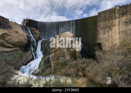 Blick auf den Wasserfall und die Staumauer des Elche-Reservoirs Stockfoto