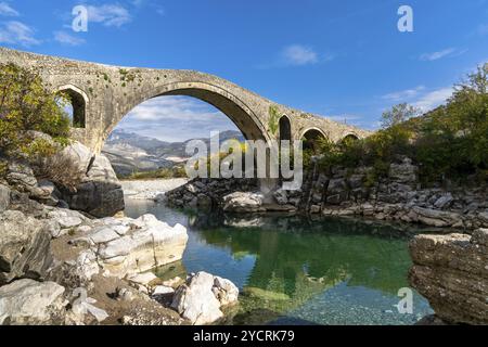 Blick auf die osmanische Mesi-Brücke in der Nähe von Shkoder im Nordwesten Albaniens Stockfoto