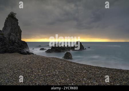 Ein Sonnenuntergang am Praia a Mare an der Coasta di Maratea im Südwesten Italiens Stockfoto