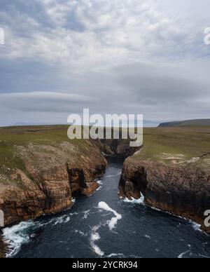 Ein Blick auf die Klippen und die wilde Küste von Erris Head an der Nordspitze der Mullet Peninsula in der Grafschaft Mayo von Irland Stockfoto