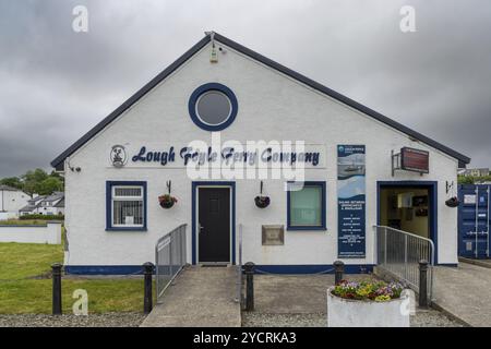 Greencastle, Irland, 9. Juli 2022: Blick auf das Gebäude und den Hauptsitz der Lough Foyle Ferry Company in Greencastle, Europa Stockfoto