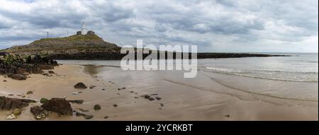 Panoramablick auf die Mumbles-Landzunge mit dem historischen Leuchtturm in der Swansea Bay Stockfoto