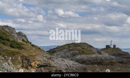 Panoramablick auf die Mumbles-Landzunge mit dem historischen Leuchtturm in der Swansea Bay Stockfoto