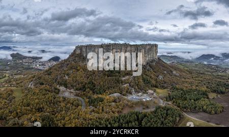 Ein Blick auf die Pietra di Bismantova mesa und die Berglandschaft in der Nähe von Castelnovo 'ne Monti Stockfoto