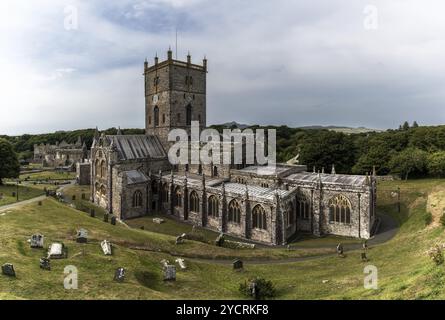 St. Davids, Großbritannien, 28. August 2022: Blick auf die St. Davids Kathedrale und den Friedhof in Pembrokeshire, Europa Stockfoto