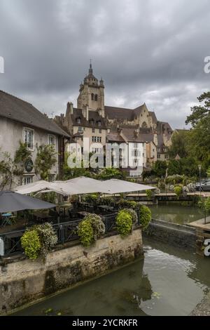 Dole, Frankreich, 14. September 2022: Vertikaler Blick auf das Stadtzentrum von Dole mit der Kirche Notre Dame und den Kanälen am Doubs unter einem Dach Stockfoto