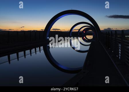 Ein Blick auf das Falkirk Wheel bei Sonnenuntergang mit Lichtern in verschiedenen hellen Farben Stockfoto