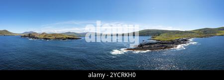 Ein Luftpanorama der Küstenlandschaft der Halbinsel Iveragh mit Beginish und Valentia Island Lighthouse Stockfoto