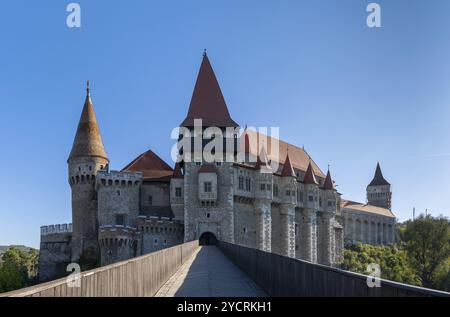 Hunedoara, Rumänien, 17. Oktober 2022: Blick auf das Wahrzeichen der Burg Corvin aus dem 15. Jahrhundert in Hunedoara in Siebenbürgen, Europa Stockfoto