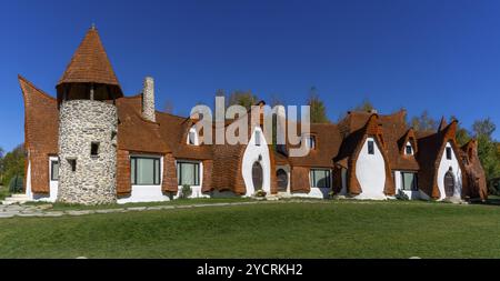 Porumbacu de Sus, Rumänien, 18. Oktober 2022: Panoramablick auf das Märchenschloss Castelul de LUT Valea Zanelor und Hotel in Mittelrumänien, Europa Stockfoto