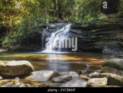 Horizontaler Blick auf den idyllischen Carrick Creek Wasserfall im Norden von South Carolina Stockfoto