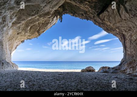 Die Aussicht von einer der vielen Meereshöhlen am Strand von Cala Luna auf Sardinien Stockfoto