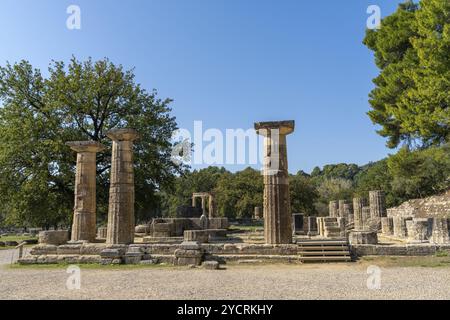 Olympia, Griechenland - 11. November 2022: Blick auf die restaurierten Ruinen des Tempels der Hera im antiken Olympia Stockfoto