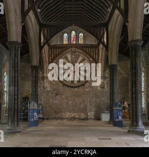 Winchester, Vereinigtes Königreich, 8. September 2022: Innenansicht der Großen Halle und des Runden Tisches von König Arthur in Winchester Castle, Europa Stockfoto