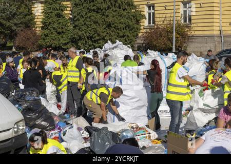 Sofia, Bulgarien, 30. Oktober 2022: Die Menschen in Sofia führen eine riesige Müllsammlung und Recycling-Sammlung durch, um die Stadt in Europa zu reinigen Stockfoto