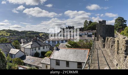 Blick auf die ummauerte Stadt Conwy in Nordwales, Großbritannien, Europa Stockfoto