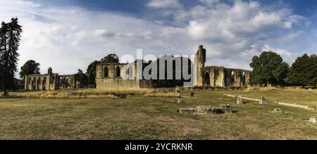 Glastonbury, Vereinigtes Königreich, 1. September 2022: Blick auf die Ruinen des Kirchenschiffs und die Crossing and Choir Wall in der Glastonbury Abbey, Europa Stockfoto